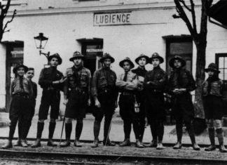 Крайній справа – Степан Бандера серед групи пластунів з 5-го куреня імені князя Я. Осьмомисла у Стрию на залізничній станції Любінці під час прогулянки до скельного монастиря в селі Розгірче, 1925 рік