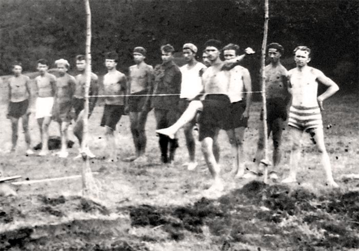 Заняття із стрибків у висоту під час курінного табору "Червоної Калина" (С. Бандера стоїть першим зліва), літо 1930 року. Табір тривав від 10 липня до 3 серпня в с. Крушельниця (тепер Сколівський р-н Львівської обл.)