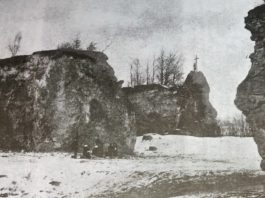 Чортова Скеля. Фото Ч. Павловського з подорожі Академічного Клубу Туристичного. "Путівник по Ґаліції" 1914 р.