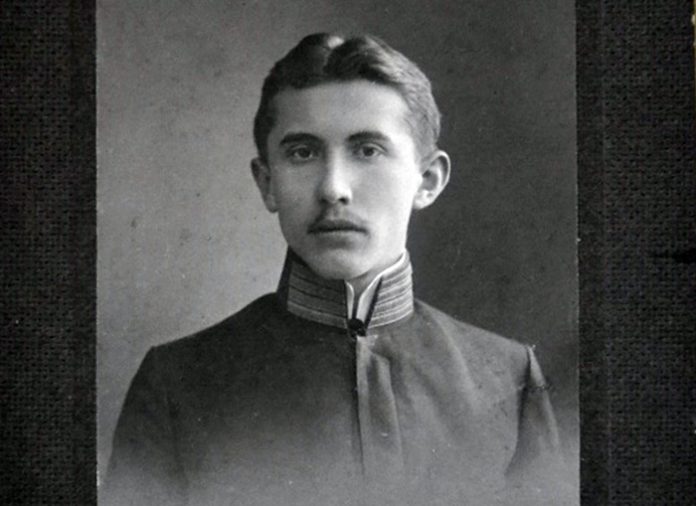 Євген Коновалець. Фото травень 1909 р., на згадку про завершення гімназії у Львові.