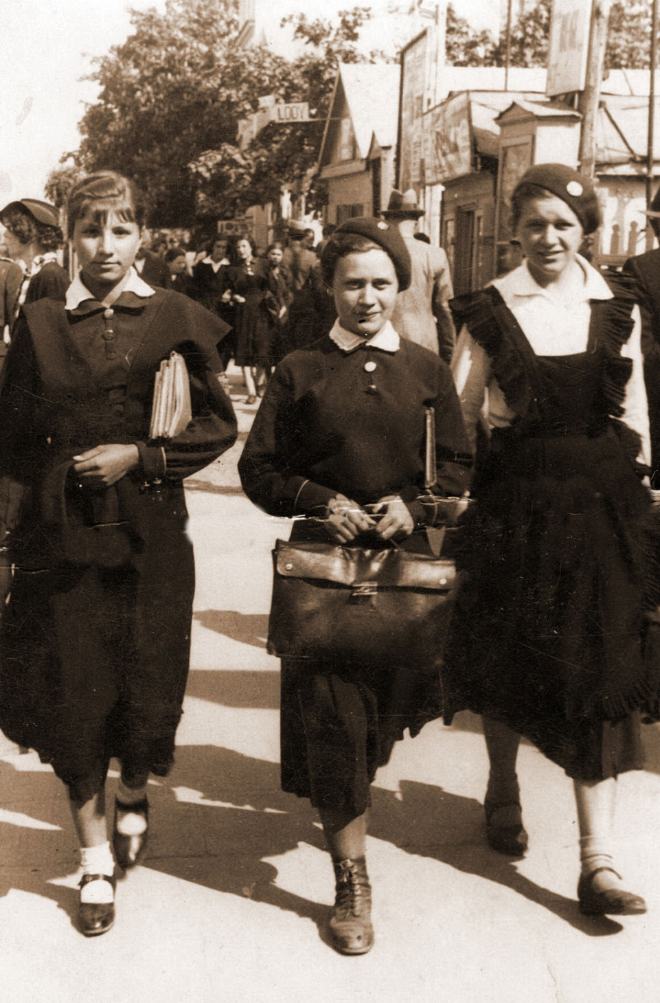 Гімназистка Галина Мацузька з подругами, Рівне, 1930 і