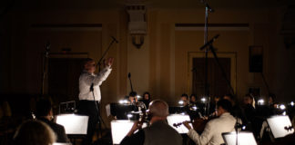 Теодор Кухар диригує Академічним симфонічним оркестром Львівської філармонії