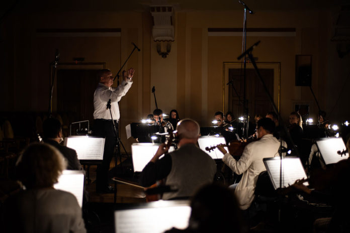 Теодор Кухар диригує Академічним симфонічним оркестром Львівської філармонії