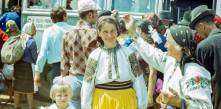 Кадр з фільму Юліана Дороша "Біля джерел народної творчості"