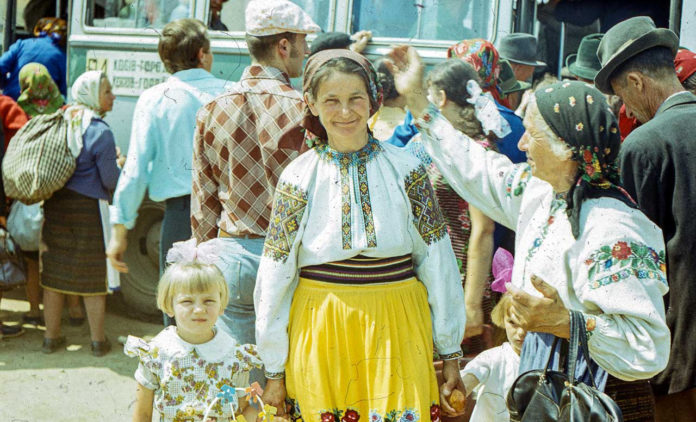 Кадр з фільму Юліана Дороша "Біля джерел народної творчості" Кадр з фільму Юліана Дороша "Біля джерел народної творчості"