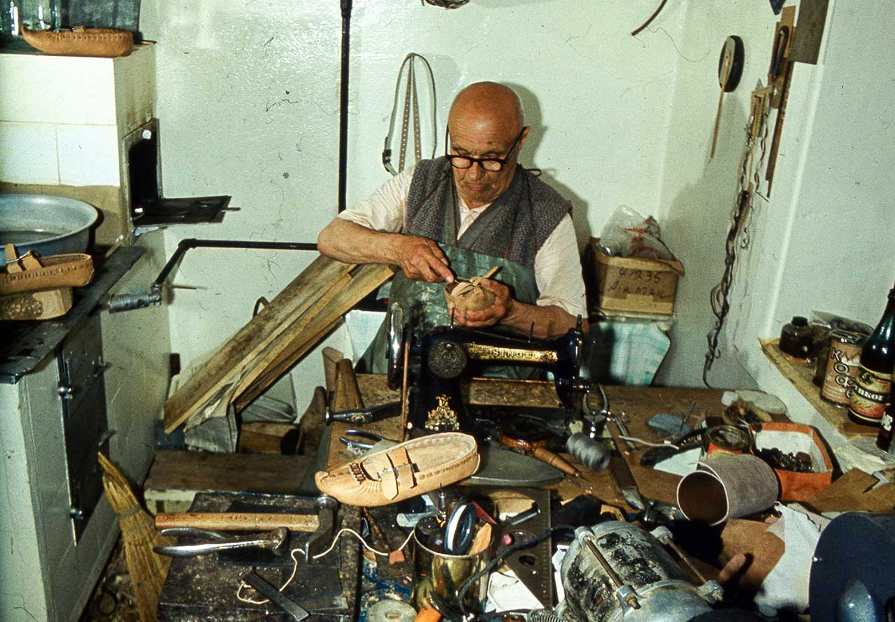 Кадр з фільму Юліана Дороша "Біля джерел народної творчості"