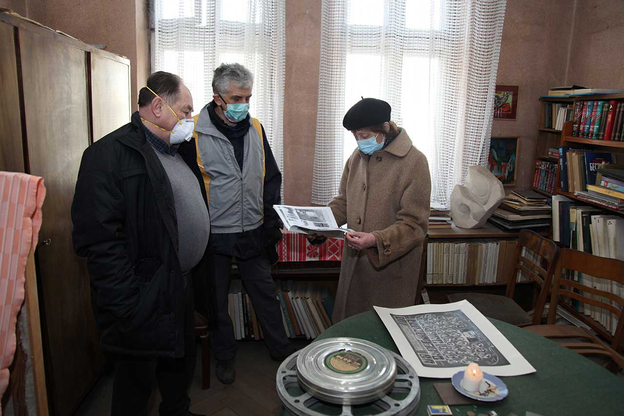 Ігор Кожан, Ігор Ткачик та Тетяна Крушельницька в квартирі Юліана Дороша. Березень 2020 року