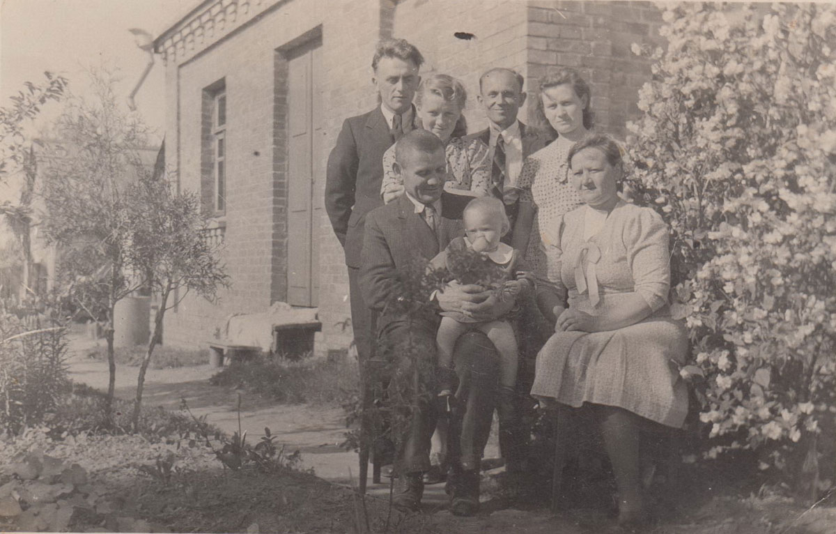 Онуфрій і Ольга Мацузьку з доньками і зятями, Рівне, 1944 р.