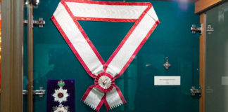 Експозиція виставки «Світло Сонця, що сходить»