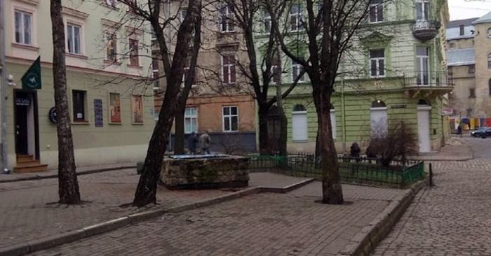 Залишки старої криниці на площі Коліївщини. Фото Олега Ковальчука