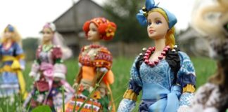 Оксана Василів українізує ляльки Барбі (відео) Прикарпатка Оксана Василів українізує ляльки Барбі. Фото: Суспільне Карпати