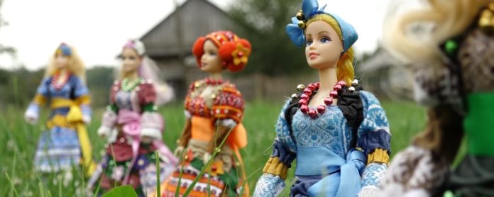 Прикарпатка Оксана Василів українізує ляльки Барбі. Фото: Суспільне Карпати Прикарпатка Оксана Василів українізує ляльки Барбі. Фото: Суспільне Карпати