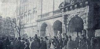 Натовп агітаторів перед ратушею у Львові. Nowości Illustrowane, 1911 рік