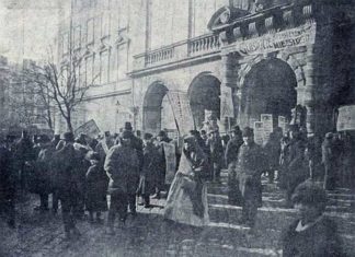 Натовп агітаторів перед ратушею у Львові. Nowości Illustrowane, 1911 рік