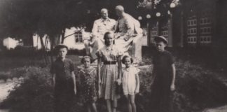 Діти з вул. 17 вересня біля пам'ятника, що стояв на початку вулиці (зараз-ЦУМ)