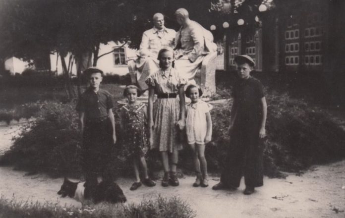 Діти з вул. 17 вересня біля пам'ятника, що стояв на початку вулиці (зараз-ЦУМ)