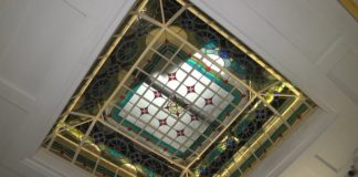У Львові відреставрували вітраж, що є водночас і стелею, і підлогою