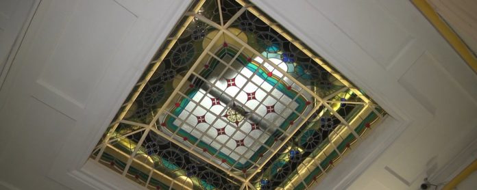 У Львові відреставрували вітраж, що є водночас і стелею, і підлогою