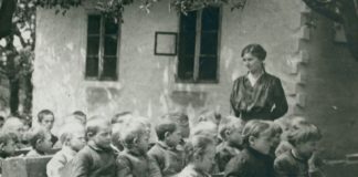 Учні українських шкіл на Волині у 1916 році. Ретрофото