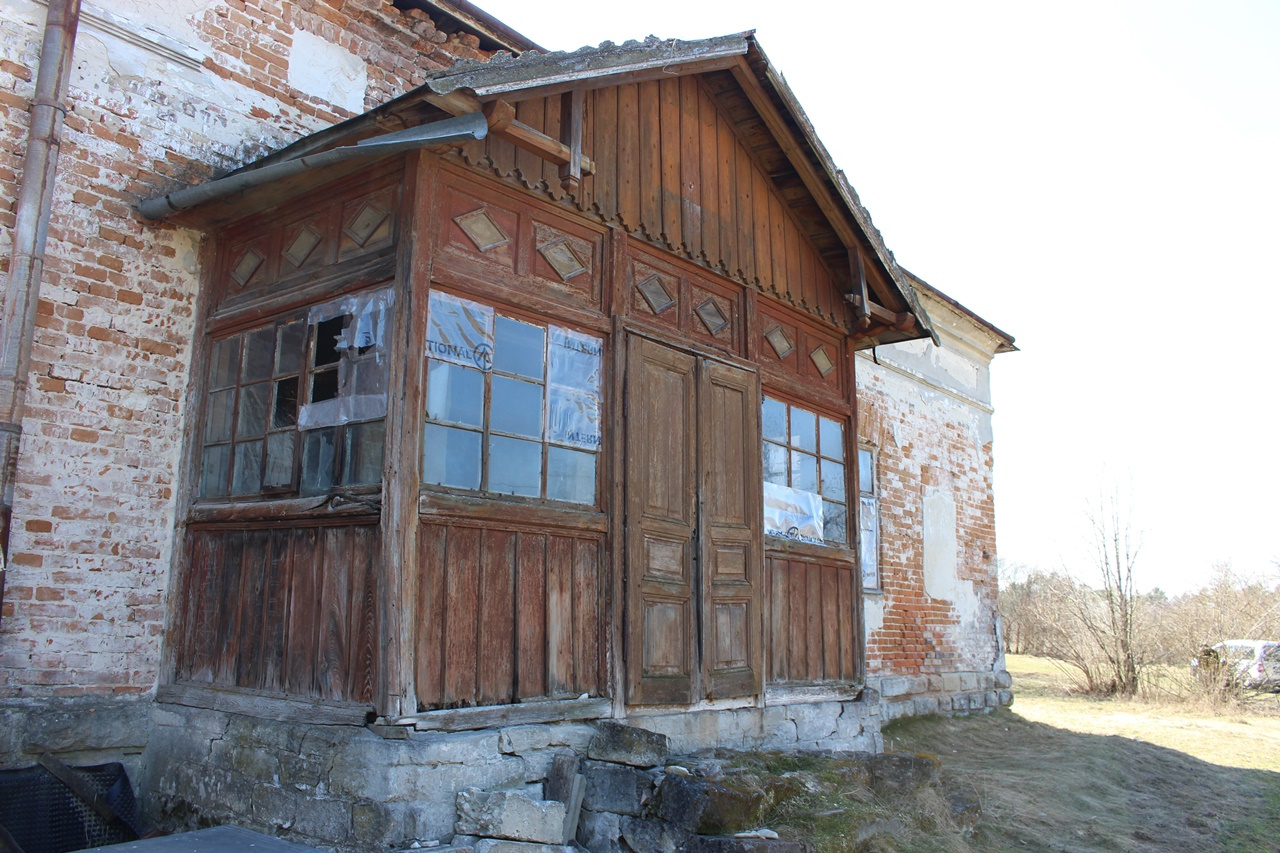 Будівля школи в с. Козаки, квітень 2021 р.