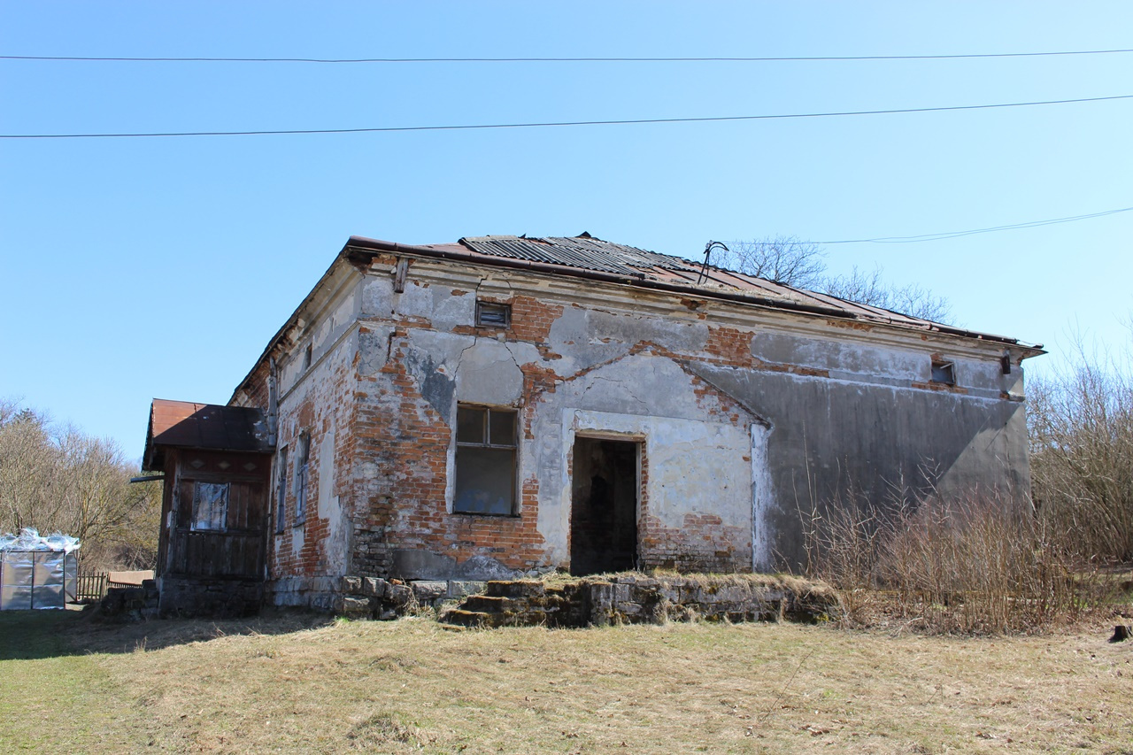 Будівля школи в с. Козаки, квітень 2021 р.