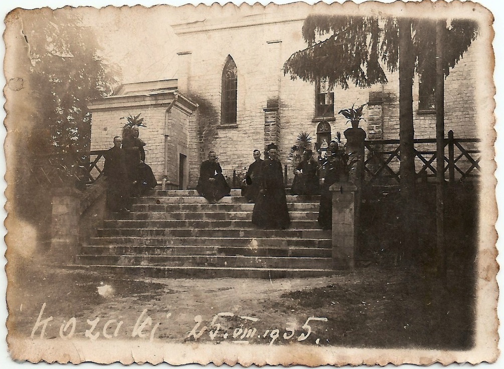 Біля костелу в с. Козаки, 1935 р.