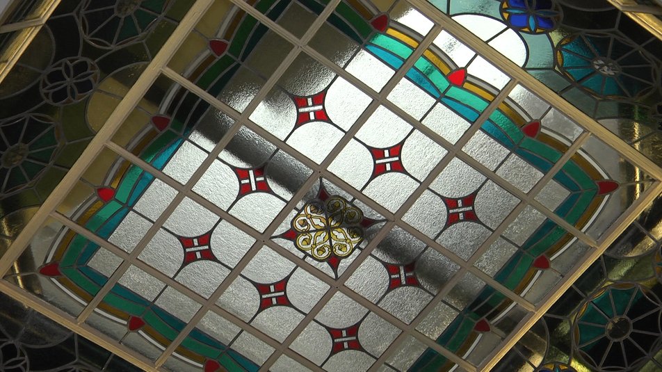 У Львові відреставрували вітраж, що є водночас і стелею, і підлогою