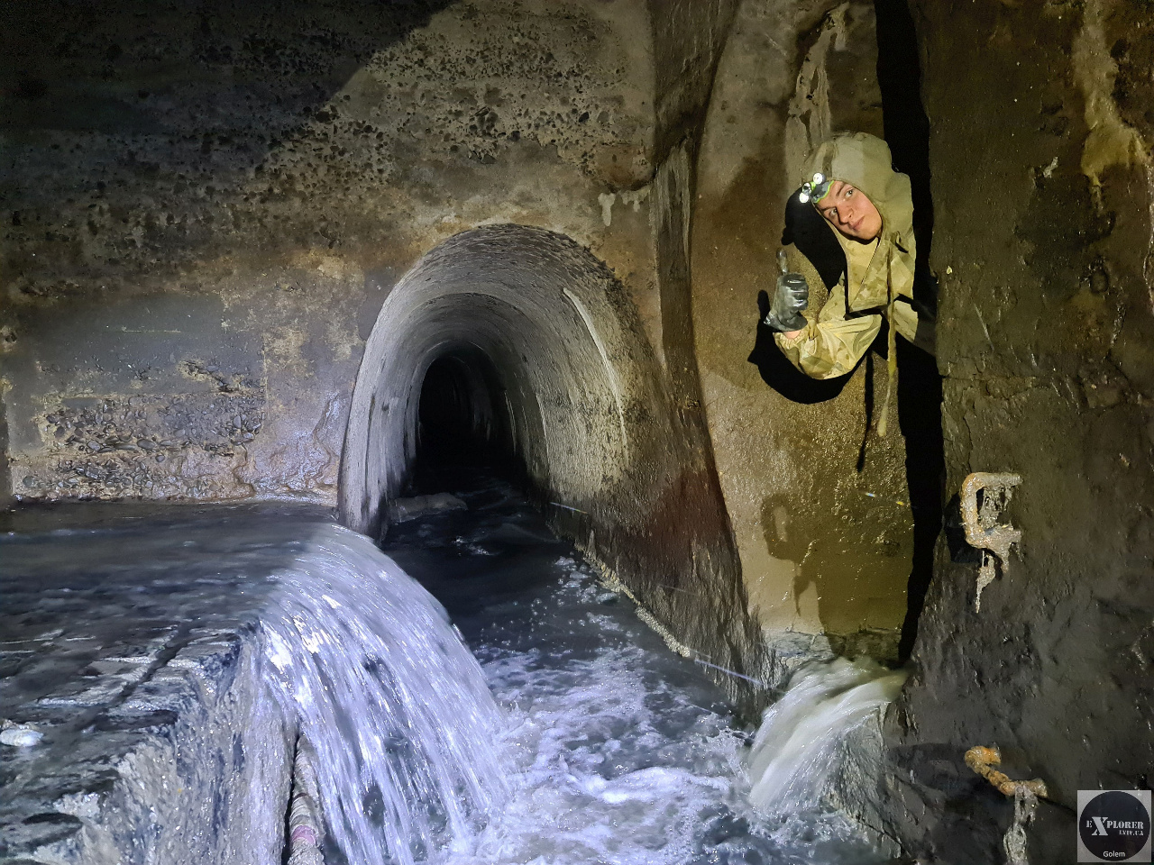Під кільцем на вул. Городоцькій. Колектор що прямо це до церкви Ольги і Єлизавети. Ліворуч - з вул. Залізнична. А там де дігер - вул. Тобілевича.