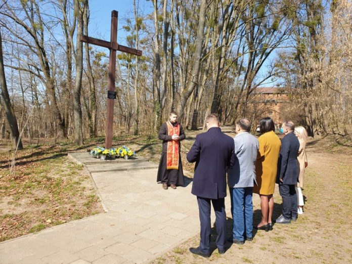 Вшанування пам'ять жертв нацистських концтаборів на місці колишнього табору для військовополонених «Шталаг-328»