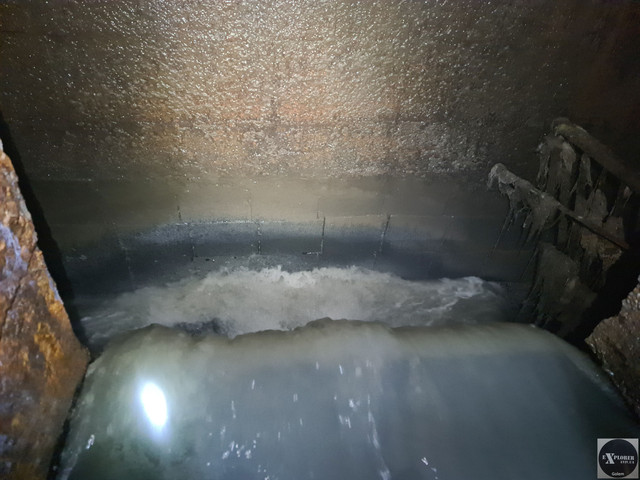 І власне сам водоспад з якого вода падає вниз на десять метрів. Далі в пості буде ефектне відео з цього місця