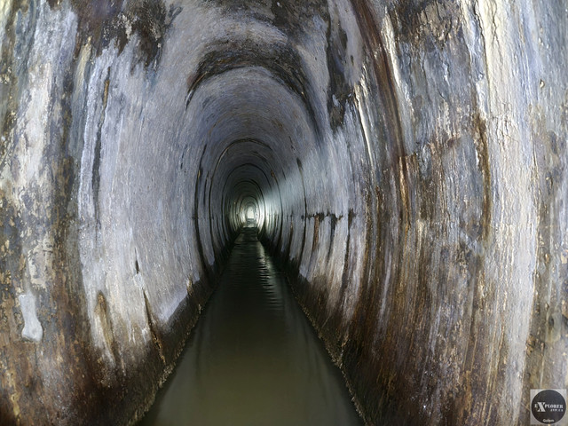 Широкий колектор від цього місця і до водоспаду