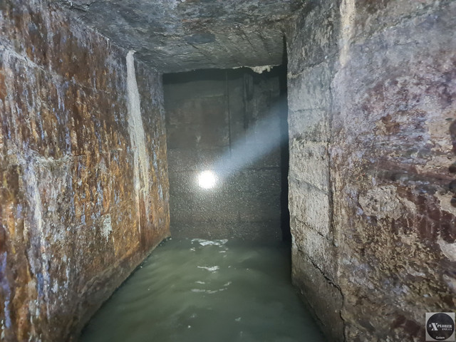 Далі вода з гуркотом падає вниз