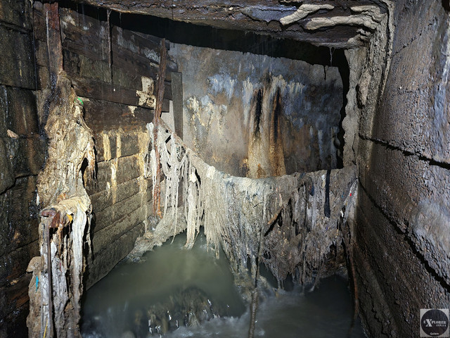 Цей тунель не тільки вузький, а ще й забруднений