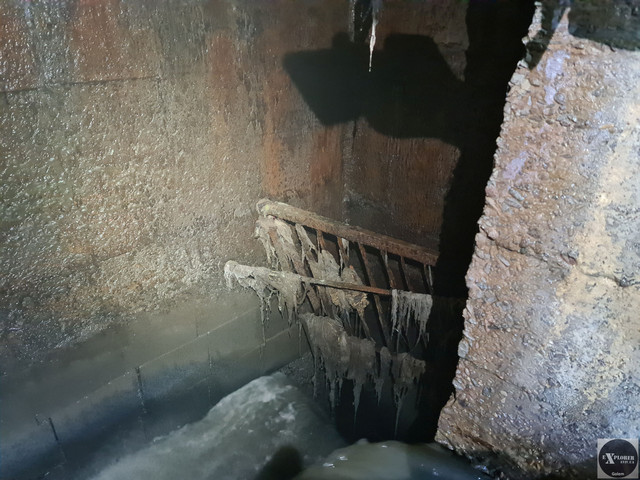 Водоспад і залишки решітки яка колись мала затримувати бруд