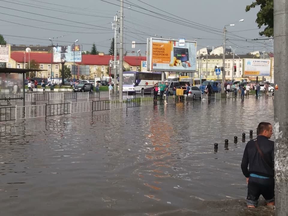 От через такі звуження площу Привокзальну і затоплює! Воді просто немає куди діватися...(c) Гордон