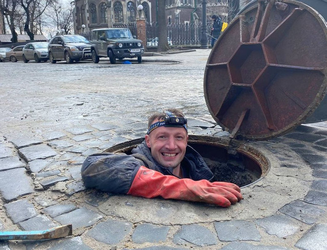 Шукаємо підходящий люк. Фото Іван Акімов