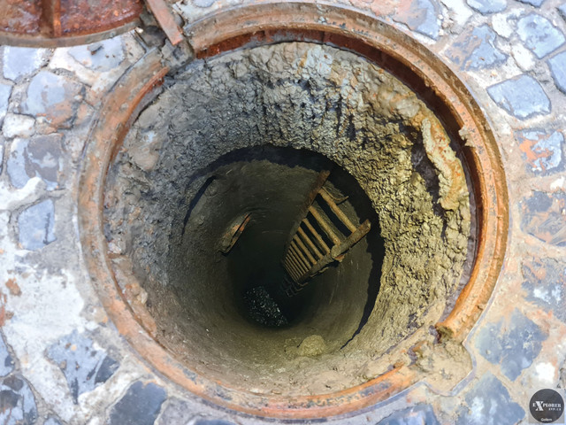 Спуск вниз. Спочатку драбина а потім скоби