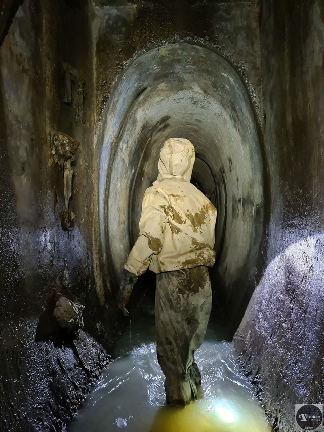 Вид на камеру каналізаційного колодязя. Немаленький Іван Акімов для масштабу якого розміру тут колектор