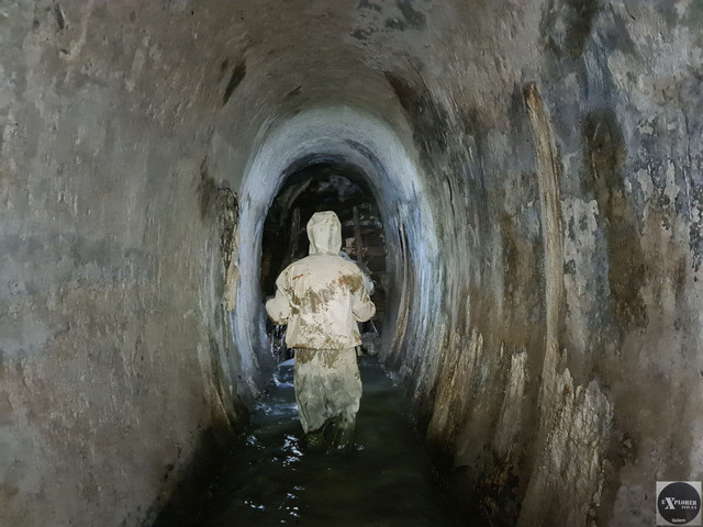 Старий колектор попереду замурований. Зате є менший поворот ліворуч. Туди і йдемо...