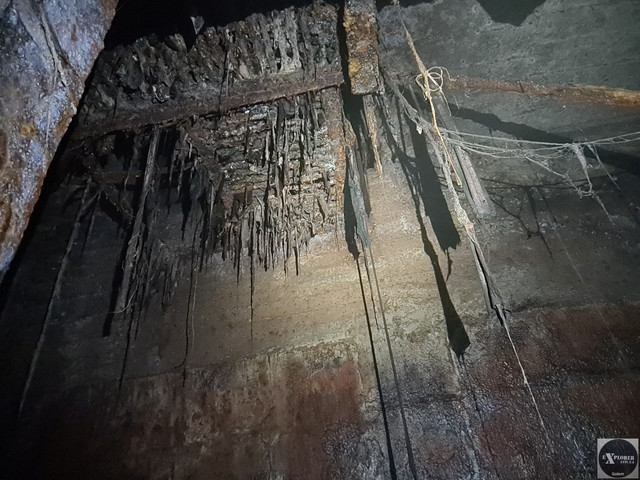 Залишки якихось конструкцій над водоспадом