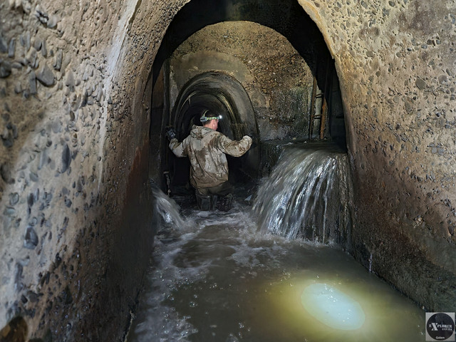 З іншої сторони ями знову неглибоко