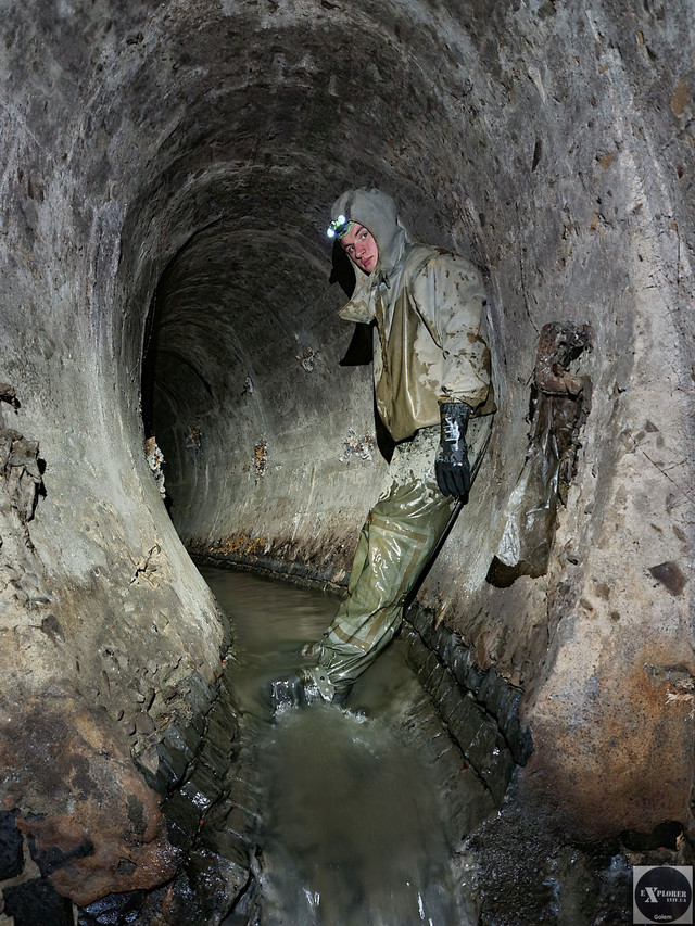 Висота колектора два метри, стіни бетонні, дно бруківка. Дуже схоже на підземелля в якому чути голоси.