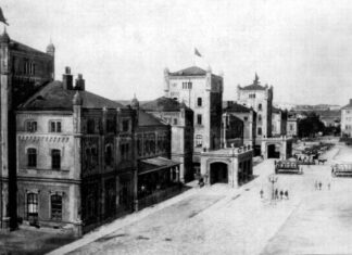 Перший залізничний вокзал Львова, збудований у 1861 році за проектом Людвіка Вежбицького. Фото 1894 р.