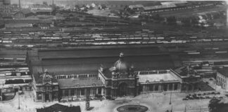 Головний залізничний вокзал Львова, збудований за проектом В. Садловського та товарна станція. Вигляд з висоти пташиного польоту. Фото 1910-х років.