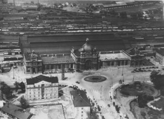 Головний залізничний вокзал Львова, збудований за проектом В. Садловського та товарна станція. Вигляд з висоти пташиного польоту. Фото 1910-х років.