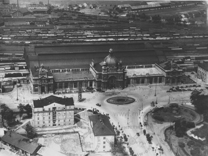 Головний залізничний вокзал Львова, збудований за проектом В. Садловського та товарна станція. Вигляд з висоти пташиного польоту. Фото 1910-х років.