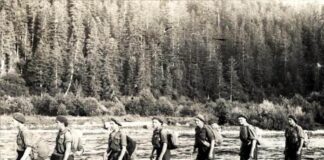 Старший пластун Роман Шухевич (перший зліва) у мандрівці. Карпати, кін. 1920-х рр. З приватного архіву родини Богдана Підгайного.