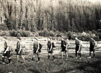 Старший пластун Роман Шухевич (перший зліва) у мандрівці. Карпати, кін. 1920-х рр. З приватного архіву родини Богдана Підгайного.