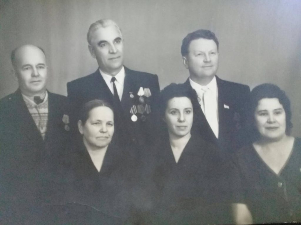 Вітання ветерану театру Аллі Логошовець з 25- річним ювілеєм Рівненського театру. Алла Логошовець – у центрі. Хто поруч із нею, на жаль, невідомо. Фото надала рівнянка Олена Сергєєва