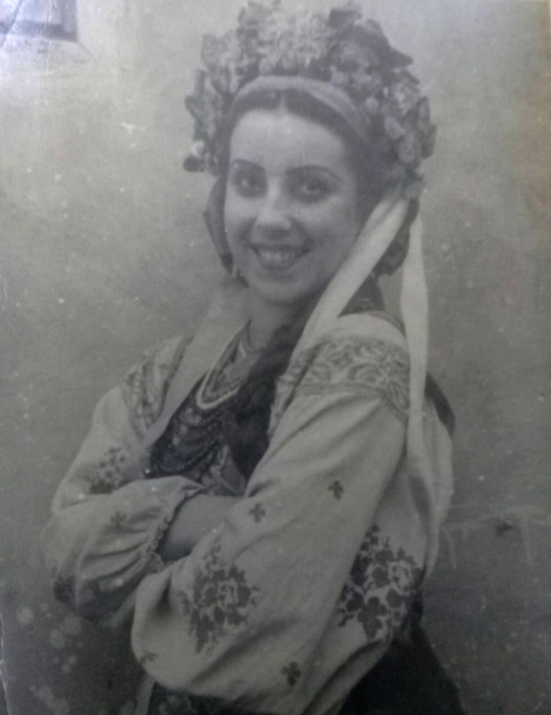 Алла Логошовець в українському вбранні